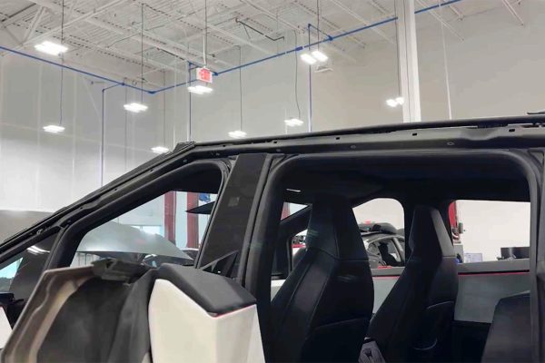 Tesla Cybertruck e pezzi che si staccano: quando la toppa è peggio del danno