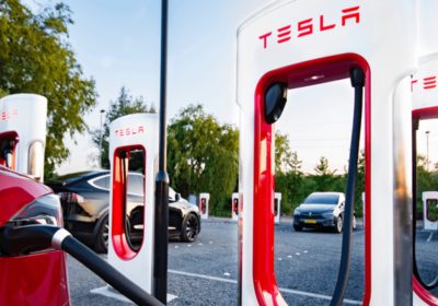 Tesla aggiorna le tariffe dei Supercharger in Italia: prezzi ridotti, nuove fasce orarie