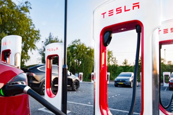 Tesla aggiorna le tariffe dei Supercharger in Italia: prezzi ridotti, nuove fasce orarie