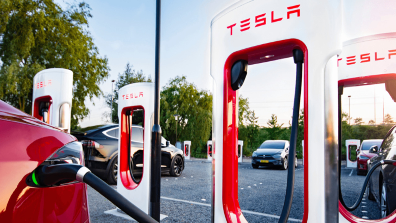 Tesla aggiorna le tariffe dei Supercharger in Italia: prezzi ridotti, nuove fasce orarie
