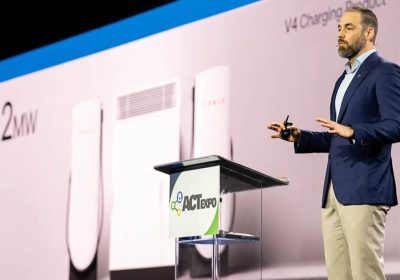 Tesla presenta la super ricarica da 1,2 MW per il camion Semi