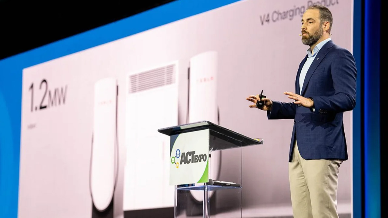 Tesla presenta la super ricarica da 1,2 MW per il camion Semi