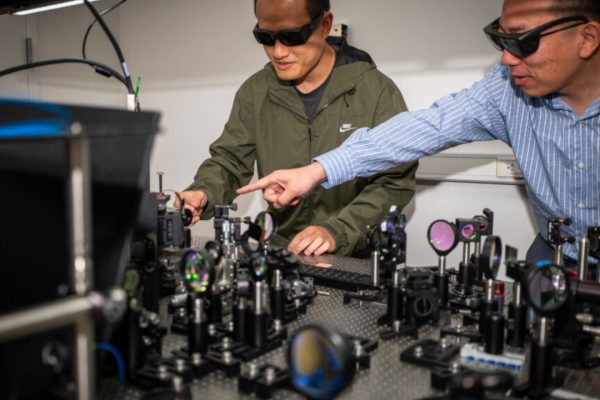 Un chip programmabile utilizza per la prima volta la luce per addestrare reti neurali