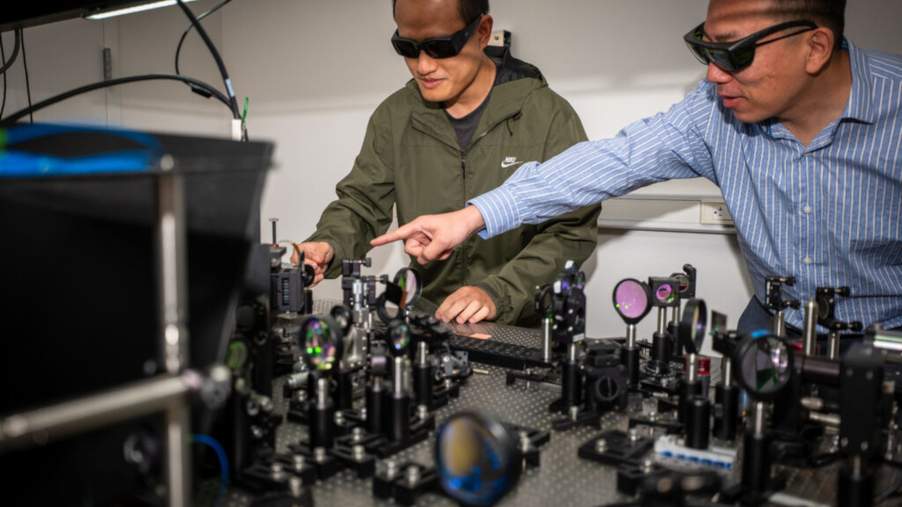 Un chip programmabile utilizza per la prima volta la luce per addestrare reti neurali