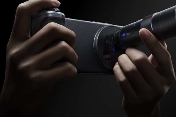 Vivo X200 Ultra: Ecco il Re dei cameraphone! Zoom da record e kit fotografico per veri appassionati