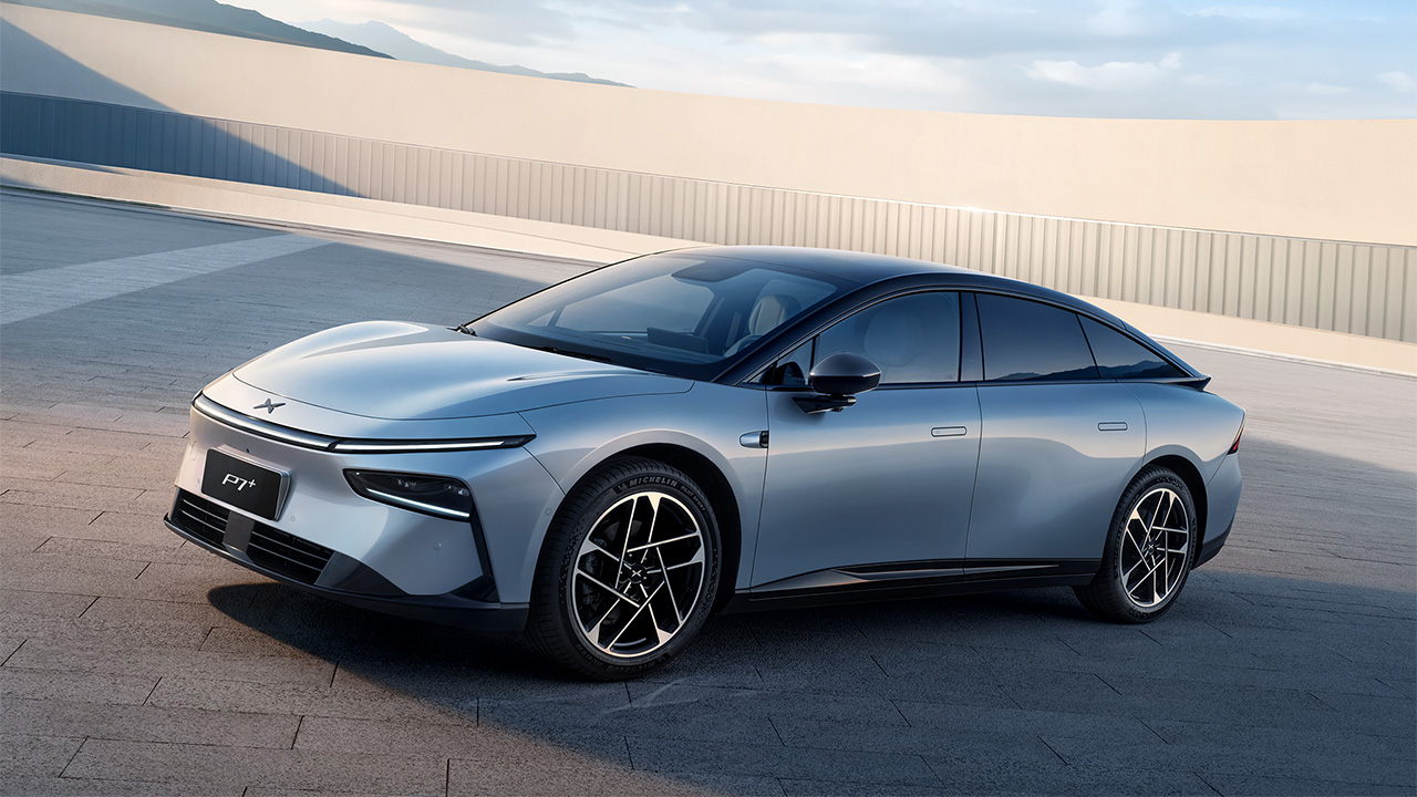 XPeng debutta in Italia a Milano: P7+ e l'auto volante Aeroth X2 esposte all'ADI Design Museum