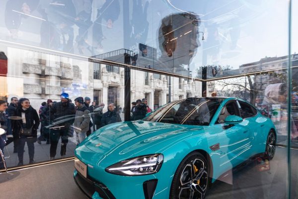 Auto elettriche cinesi, il 58% degli italiani eliminerebbe i dazi