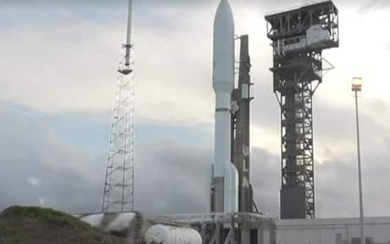 Amazon lancia 27 satelliti Internet e sfida Starlink di Elon Musk