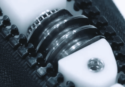 La cerniera lampo motorizzata che si chiude da sola