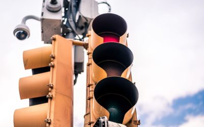 Hackerati i semafori di tre città della California, ora parlano con la voce di Elon Musk