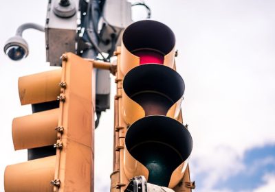 Hackerati i semafori di tre città della California, ora parlano con la voce di Elon Musk