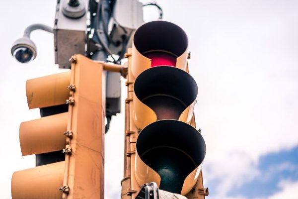 Hackerati i semafori di tre città della California, ora parlano con la voce di Elon Musk