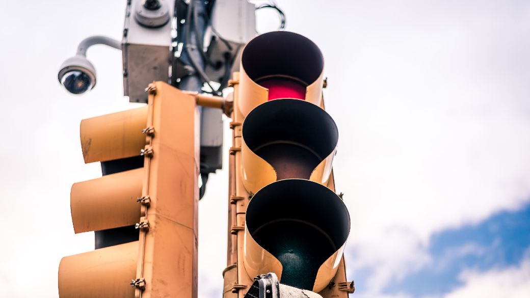 Hackerati i semafori di tre città della California, ora parlano con la voce di Elon Musk