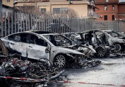 Tesla bruciate, “Non è semplice vandalismo”, dice il senatore leghista Claudio Borghi
