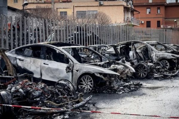 Tesla bruciate, “Non è semplice vandalismo”, dice il senatore leghista Claudio Borghi