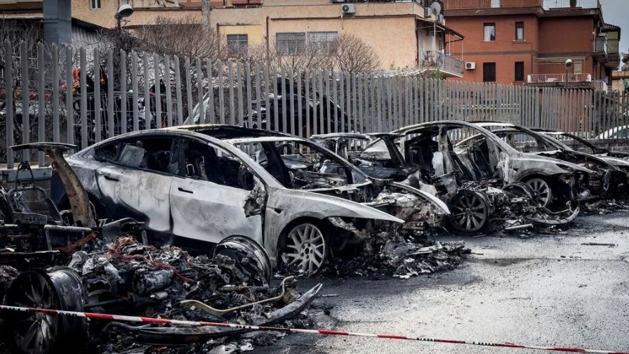 Tesla bruciate, “Non è semplice vandalismo”, dice il senatore leghista Claudio Borghi