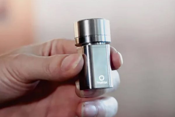 Il mini rasoio elettrico che si collega allo smartphone