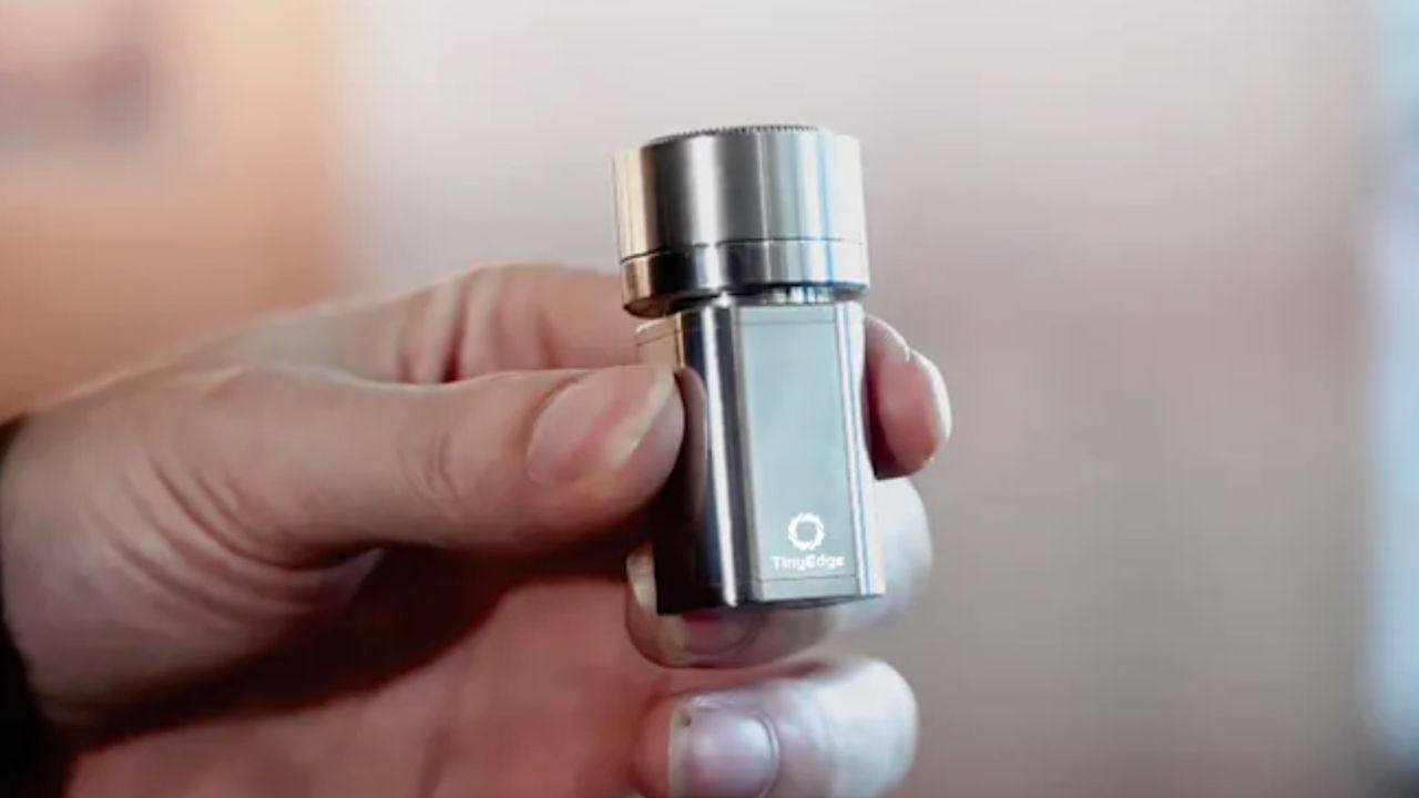 Il mini rasoio elettrico che si collega allo smartphone