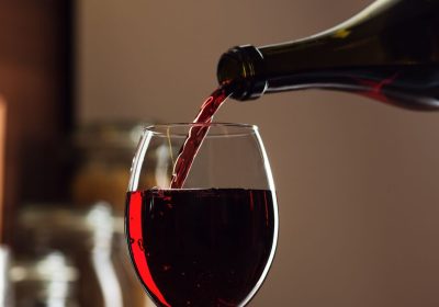 Etichette del vino sui rischi per la salute, in Italia ci sono già e chi le usa non vende meno