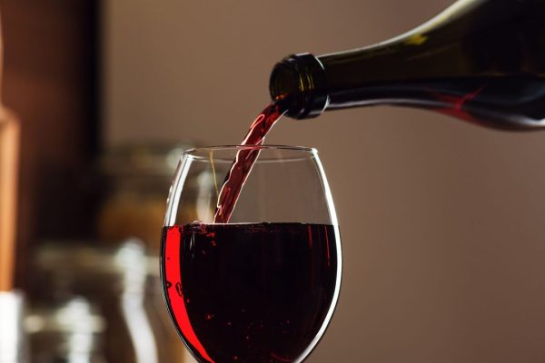 Etichette del vino sui rischi per la salute, in Italia ci sono già e chi le usa non vende meno