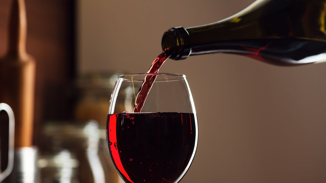 Etichette del vino sui rischi per la salute, in Italia ci sono già e chi le usa non vende meno