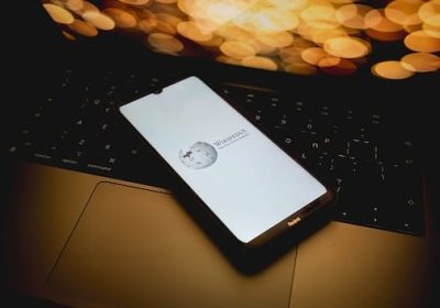 AI rallenta Wikipedia, sito dell’enciclopedia in difficoltà per i picchi di traffico