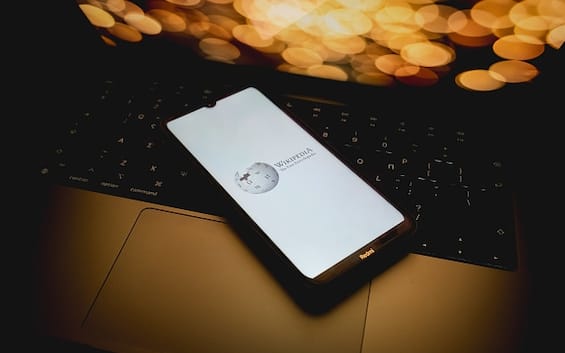 AI rallenta Wikipedia, sito dell’enciclopedia in difficoltà per i picchi di traffico