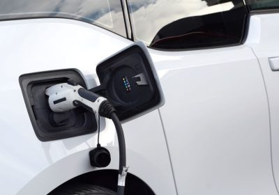 Un’auto su quattro venduta nel 2025 sarà elettrica (ma non certo in Italia)