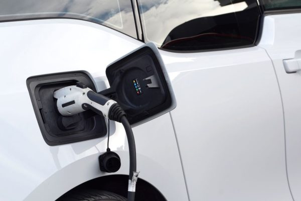 Un’auto su quattro venduta nel 2025 sarà elettrica (ma non certo in Italia)