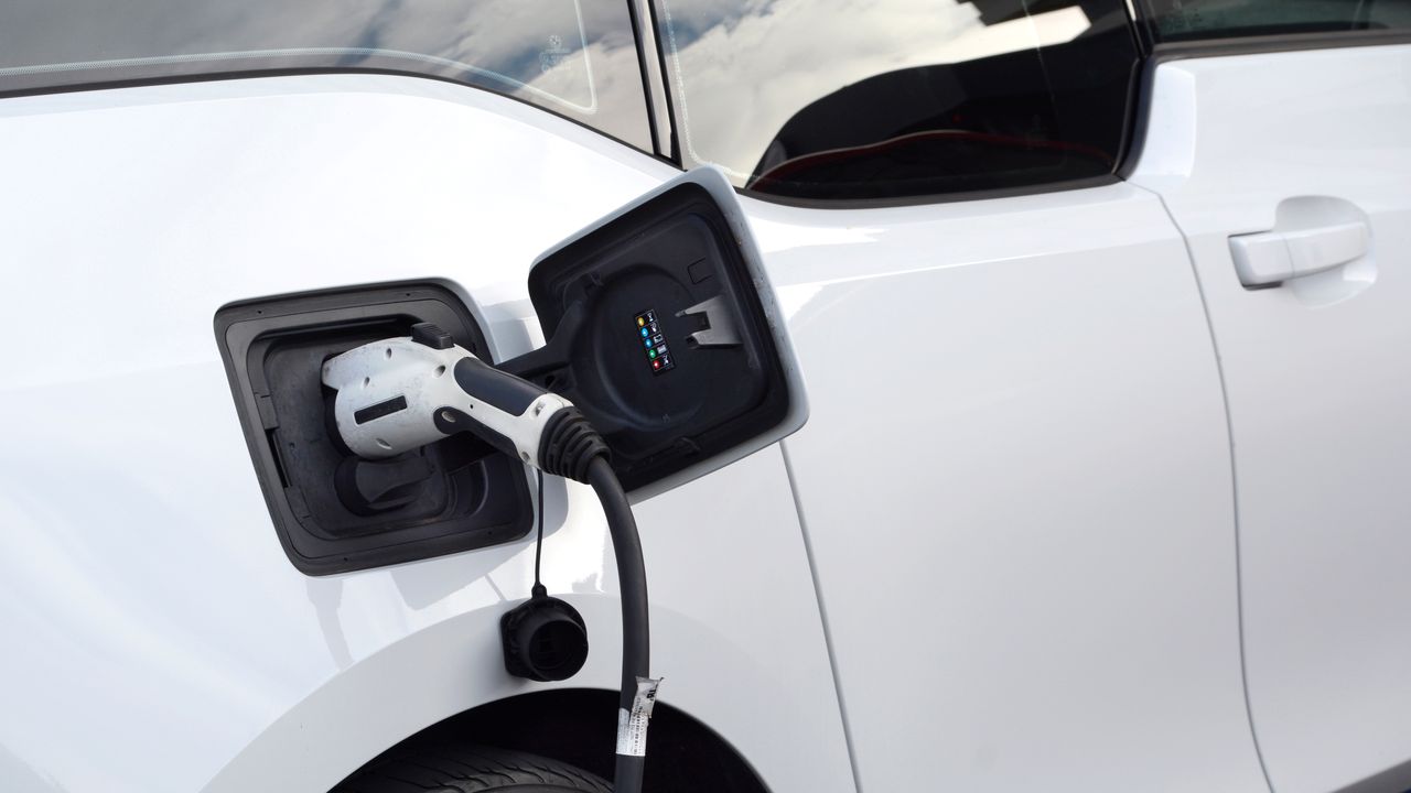 Un’auto su quattro venduta nel 2025 sarà elettrica (ma non certo in Italia)