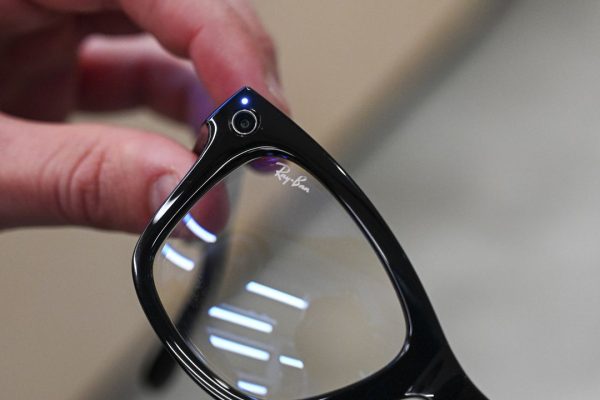 Meta vuole integrare il riconoscimento facciale nei suoi occhiali smart Ray-Ban