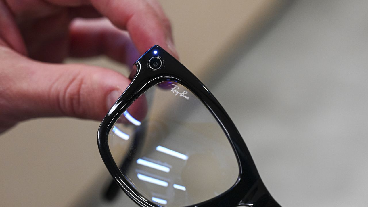 Meta vuole integrare il riconoscimento facciale nei suoi occhiali smart Ray-Ban