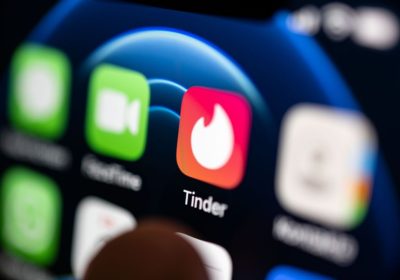 Tinder, gli utenti (premium) potranno scegliere l’altezza del proprio “match”