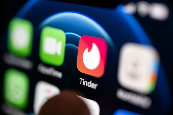 Tinder, gli utenti (premium) potranno scegliere l’altezza del proprio “match”