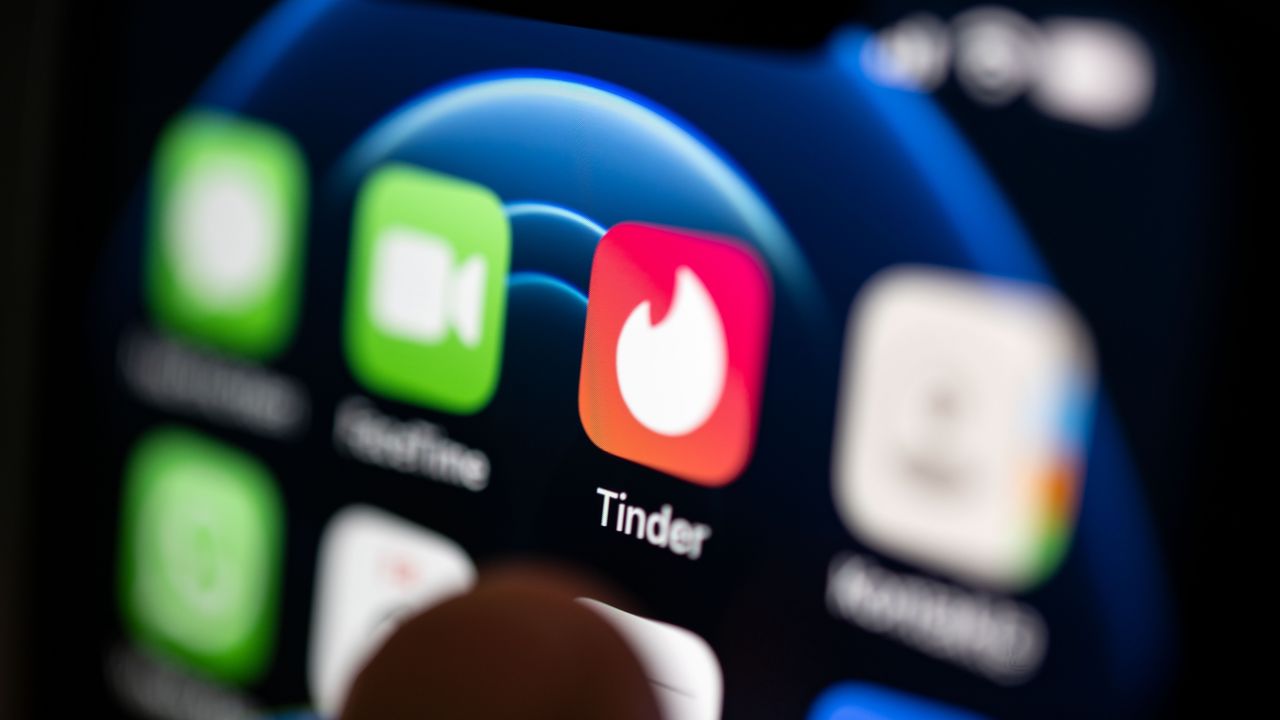 Tinder, gli utenti (premium) potranno scegliere l’altezza del proprio “match”