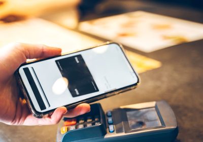 Bancomat punta sugli smartphone per far scambiare denaro