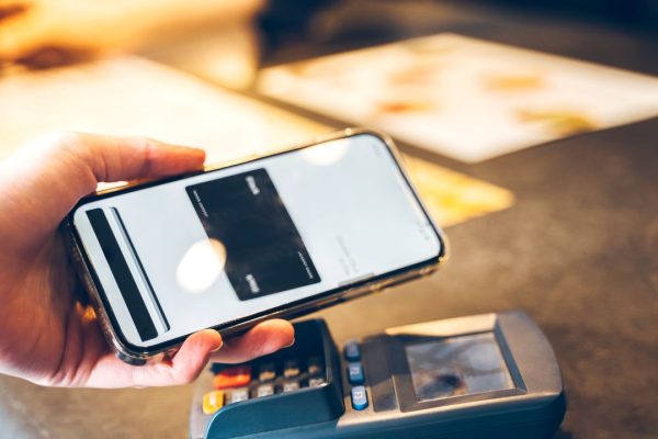 Bancomat punta sugli smartphone per far scambiare denaro
