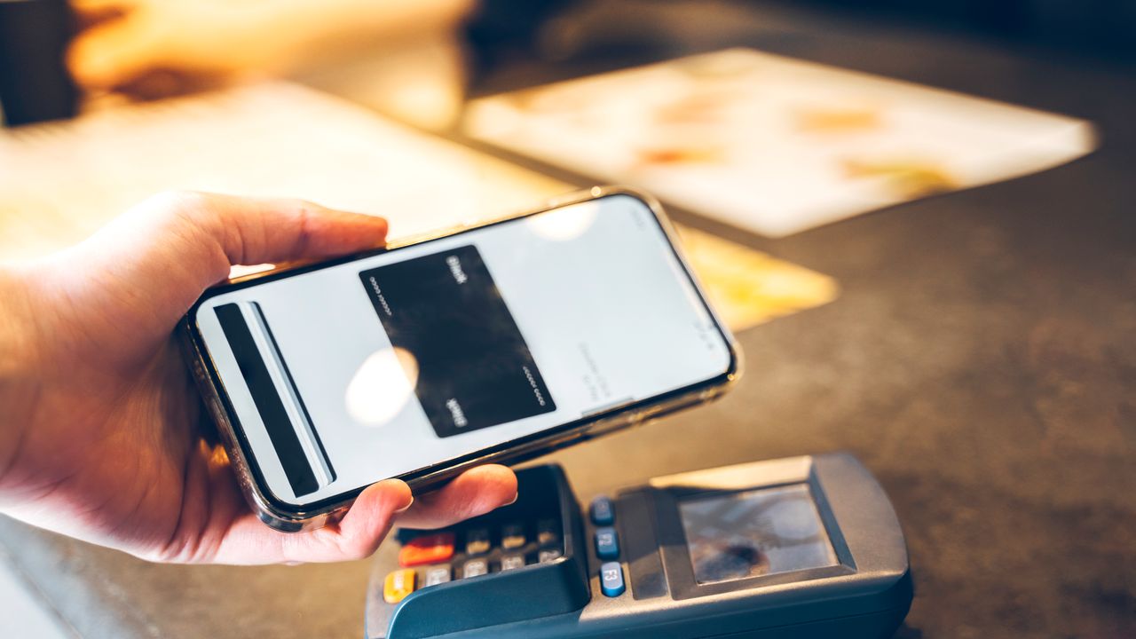 Bancomat punta sugli smartphone per far scambiare denaro