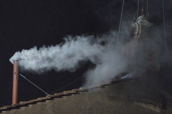 Fumata bianca o nera che annuncia gli esiti del Conclave, quali sostanze chimiche vengono usate?