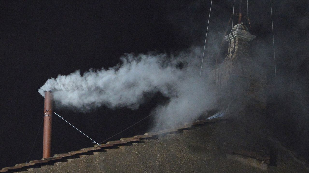 Fumata bianca o nera che annuncia gli esiti del Conclave, quali sostanze chimiche vengono usate?