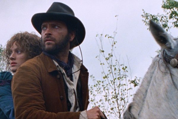 Testa o Croce?, la recensione del curioso film western con Alessandro Borghi presentato a Cannes