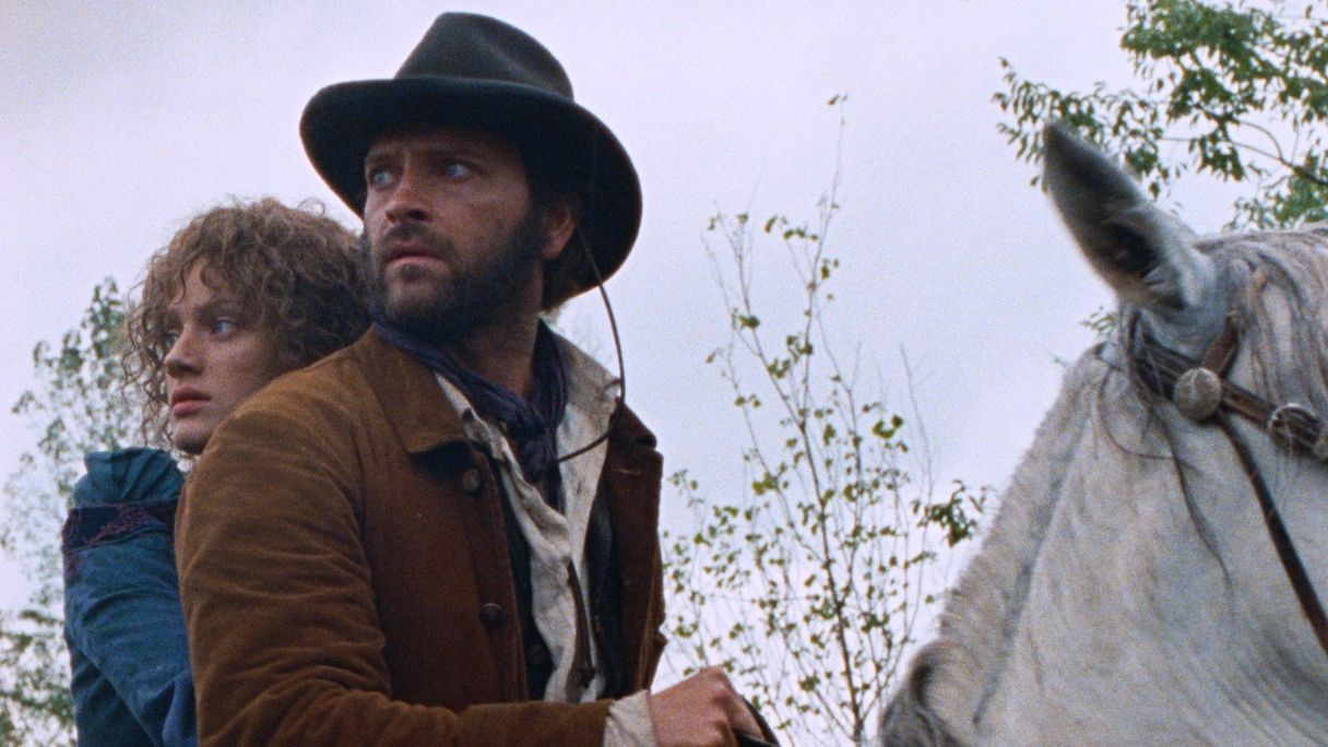 Testa o Croce?, la recensione del curioso film western con Alessandro Borghi presentato a Cannes