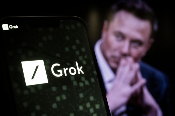 Grok prova a spiegare perchè ha messo in discussione l’Olocausto