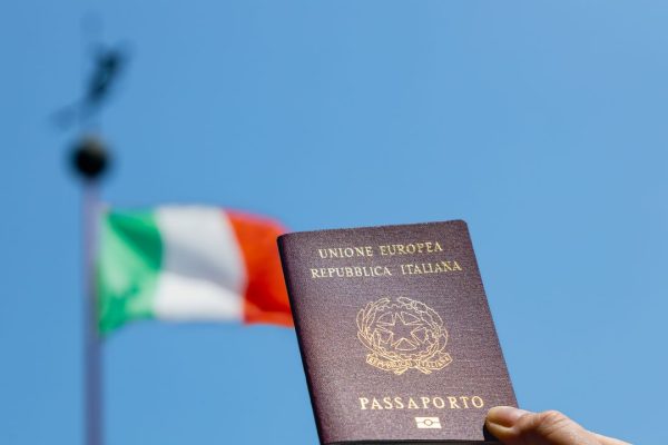 Ius sanguinis, la stretta per ottenere la cittadinanza italiana è legge