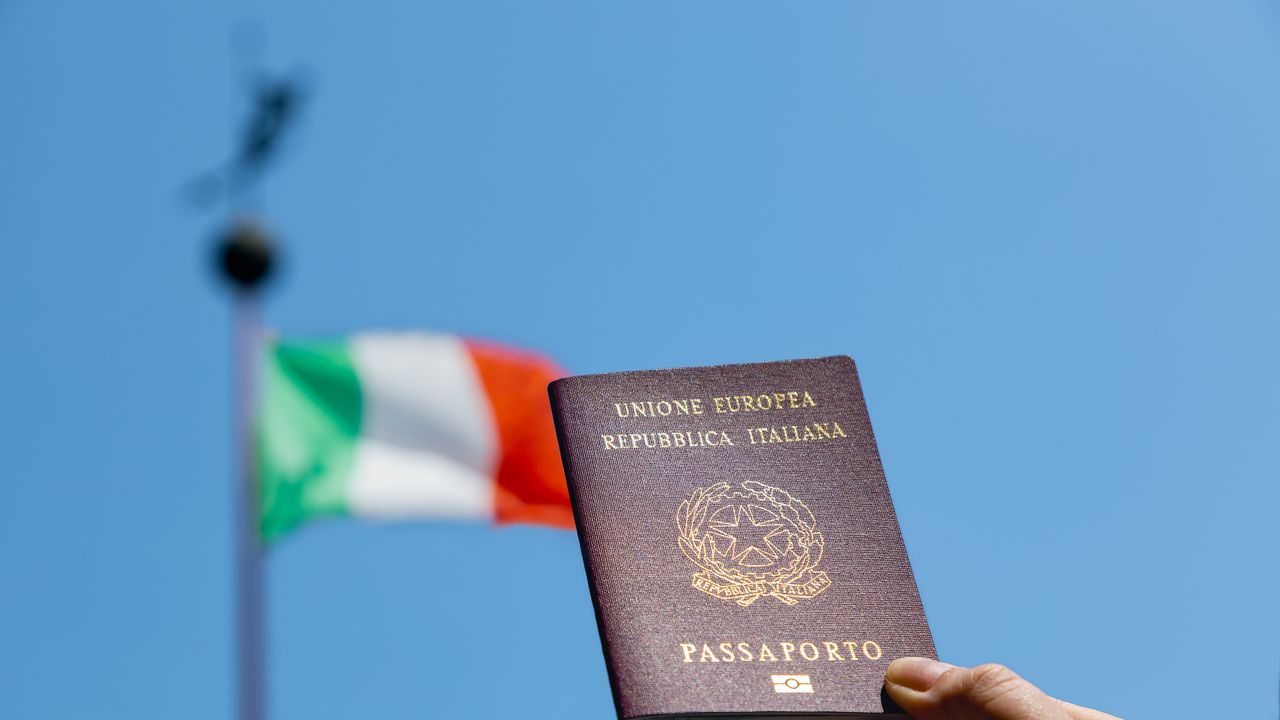 Ius sanguinis, la stretta per ottenere la cittadinanza italiana è legge