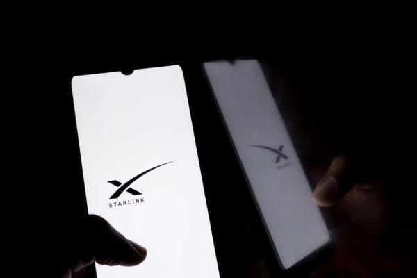 SpaceX, l’Italia non sa come cavarsi di impiccio dalla faccenda dei satelliti Starlink