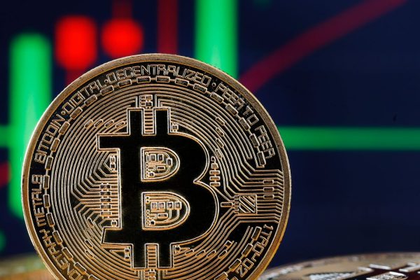 Il bitcoin ha sfondato quota 111.000 dollari toccando nuovi massimi storici