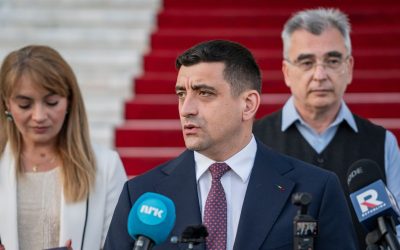 Romania, chi è George Simion, il candidato trumpiano e filorusso che ha stravinto il primo turno delle elezioni in Romania