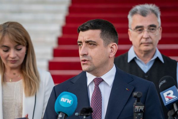 Romania, chi è George Simion, il candidato trumpiano e filorusso che ha stravinto il primo turno delle elezioni in Romania