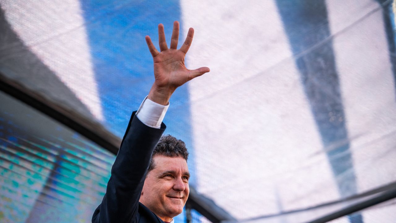 Chi è Nicușor Dan, il centrista che ha fermato l’avanzata sovranista alle elezioni in Romania